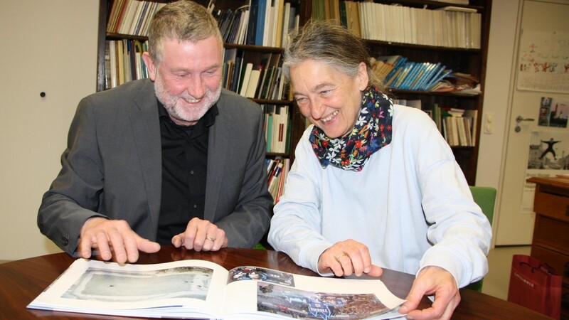 Fotograf Armin Weigel und Stadtarchivarin Dr. Dorit-Maria Krenn sehen sich ihr gemeinsames Buch "Straubing, die ..." an, das im Verlag Attenkofer erschienen und ab sofort erhältlich ist.