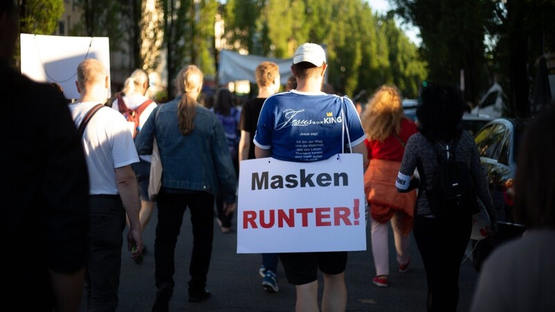 Querdenker, Impfgegner und christliche Fundamentalisten auf einer Demonstration in München im Mai 2022