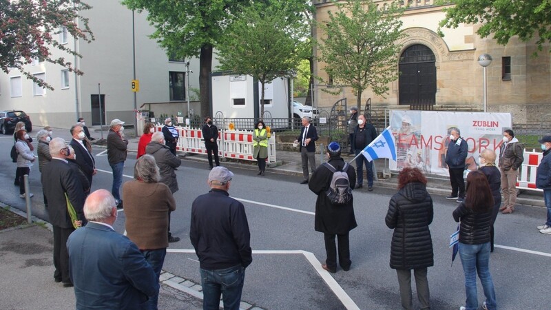 Oberbürgermeister Markus Pannermayr bei seiner kurzen Rede bei der Solidaritätskundgebung vor der Synagoge.