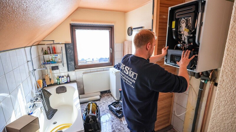 Instalation einer modernen Gasbrennwerttherme in einem Einfamilienhaus.