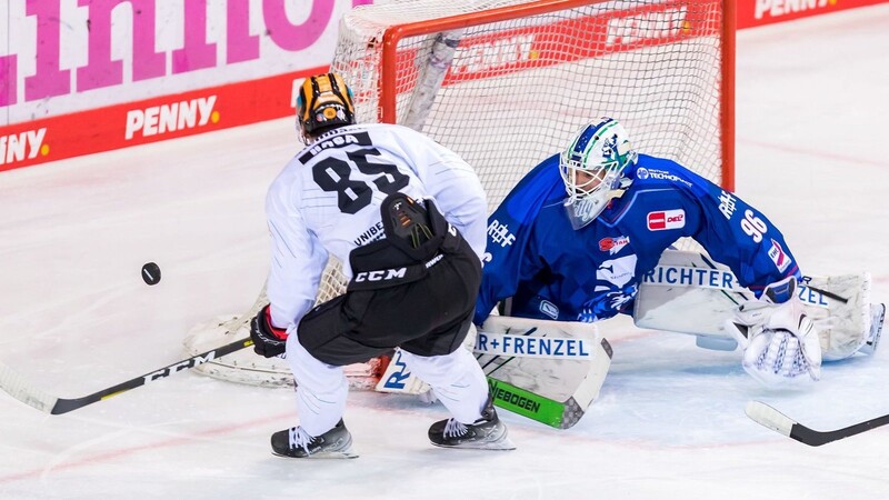 Gastspieler Jake Kielly im Tor der Tigers hat Anteil am Straubinger Sieg gegen Linz.