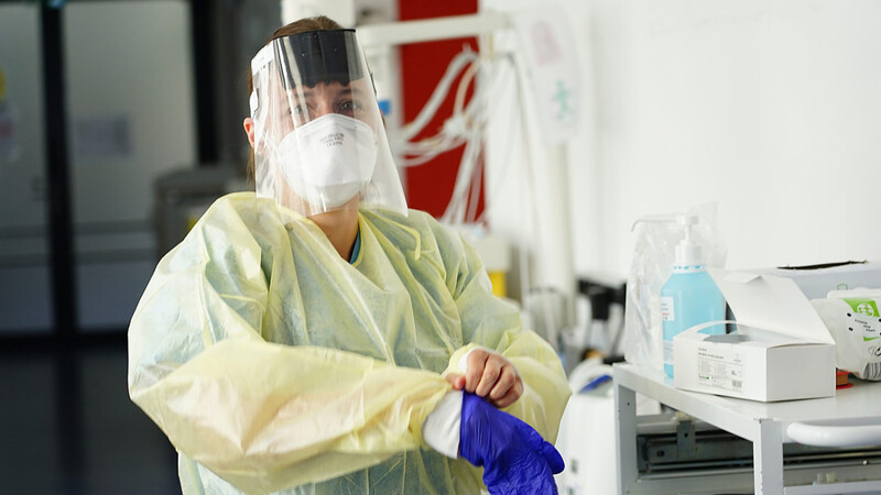 Trotz Schutzkleidung infizierten sich zwölf Mitarbeiter im Klinikum Bogen mit dem Coronavirus, davon steckten sich wohl neun bei Patienten an. Schwer krank wurde keiner.