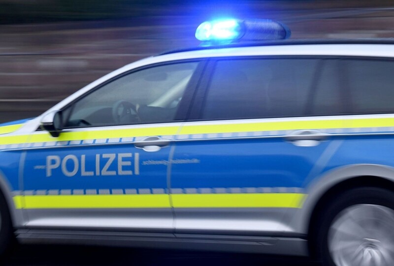 Der Autofahrer konnte die Polizei zunächst abhängen. (Symbolbild) 