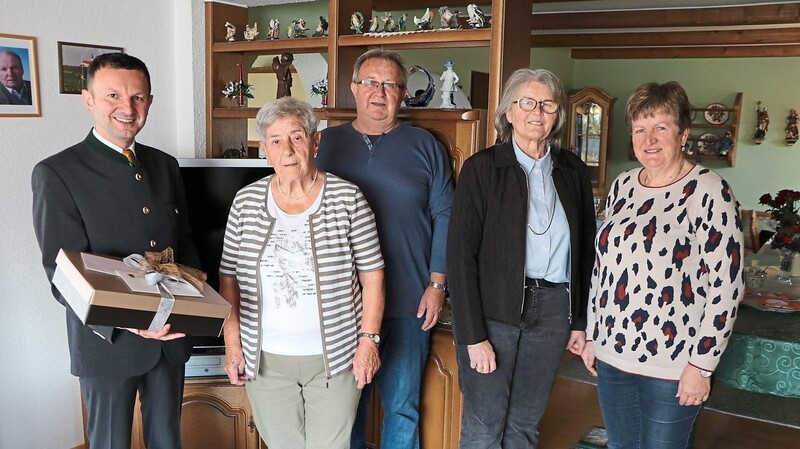 Veronika Fischer (2.v.li.), zusammen mit den offiziellen Gratulanten sowie mit Sohn und Schwiegertochter, feierte ihren 85. Geburtstag.