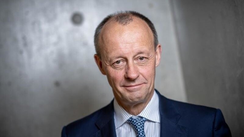 Friedrich Merz bei einem Interview mit der dpa in seinem Büro.