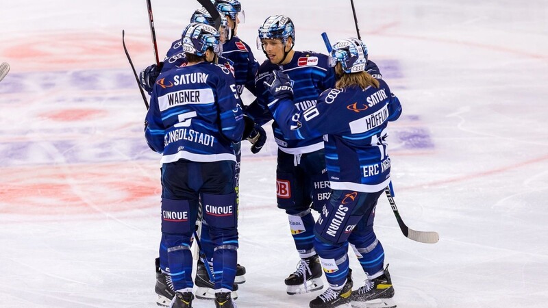 Der ERC Ingolstadt bejubelt den 3:2-Siegtreffer von Verteidiger Leon Hüttel.