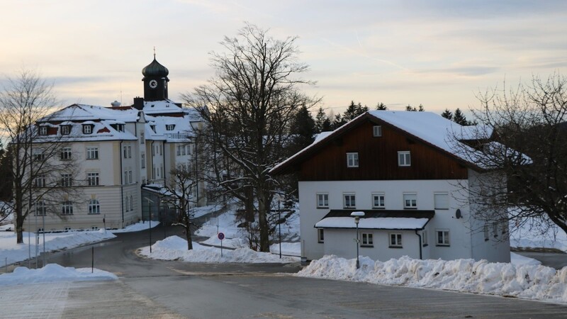 Bald wird man keine Kinderstimmen mehr in Kostenz hören, nach über 50 Jahren als Kinderheim der Barmherzigen Brüder wird der neue Träger, die Dechant-Wiser-Stiftung, auch die Gebäude verlassen. Die Kinder ziehen dann nach Schwarzach und Parkstetten.