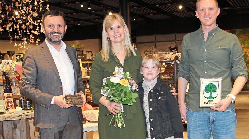 Bürgermeister Markus Hofmann (l.) gratulierte Familie Anleitner zur Neueröffnung der gleichnamigen Erlebnis.Brennerei.