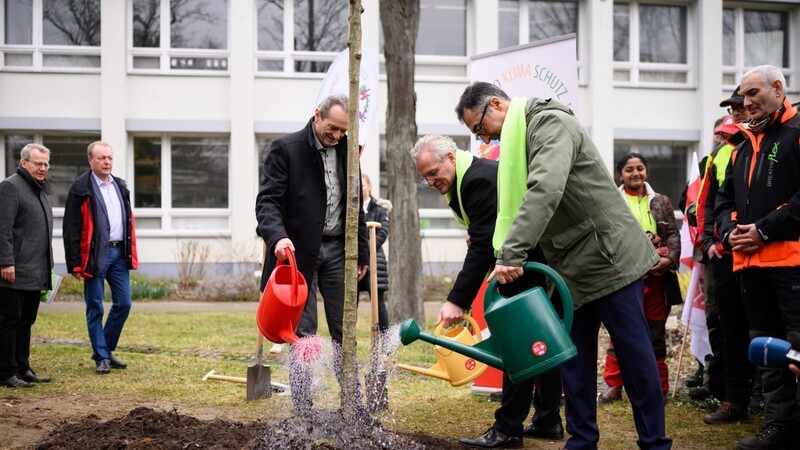 Cem Özdemir (Grüne), Bundesminister für Ernährung und Landwirtschaft, pflanzt zusammen mit Harald Schaum (l.), stellvertretender Bundesvorsitzender der IG BAU, und Schulleiter Stephan Alker anlässlich der Veröffentlichung des Waldzustandsberichts 2022 im Garten der Peter-Lenné-Schule, einem Oberstufenzentrum Natur und Umwelt, in Berlin-Zehlendorf einen Baum.