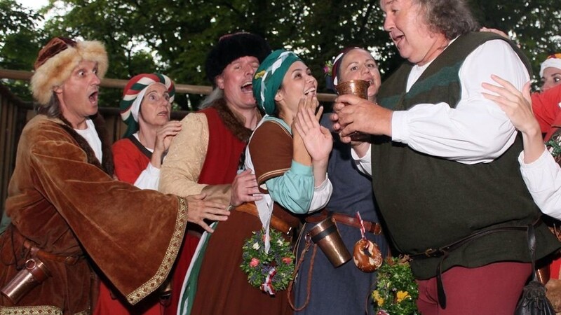 Auch das dritte Wochenende der Landshuter Hochzeit 2017 wurde selbstredend wieder feucht-fröhlich am Zehrplatz eingeleitet.