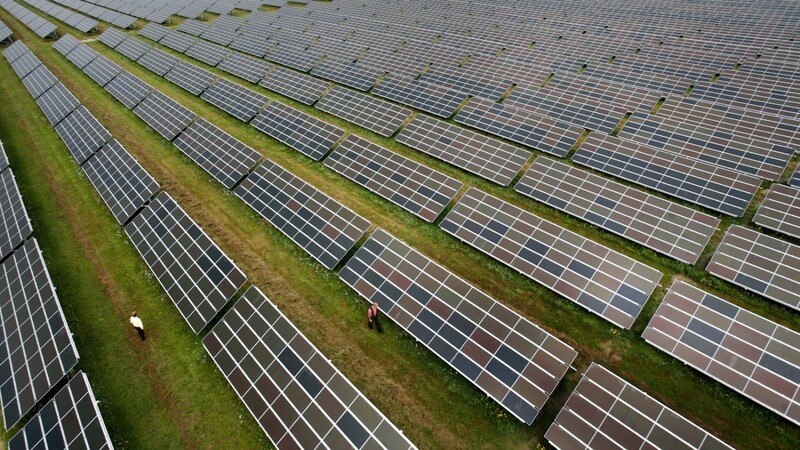 Eine Freiflächenphotovoltaikanlage soll in Perkam neben der Bahnlinie entstehen.