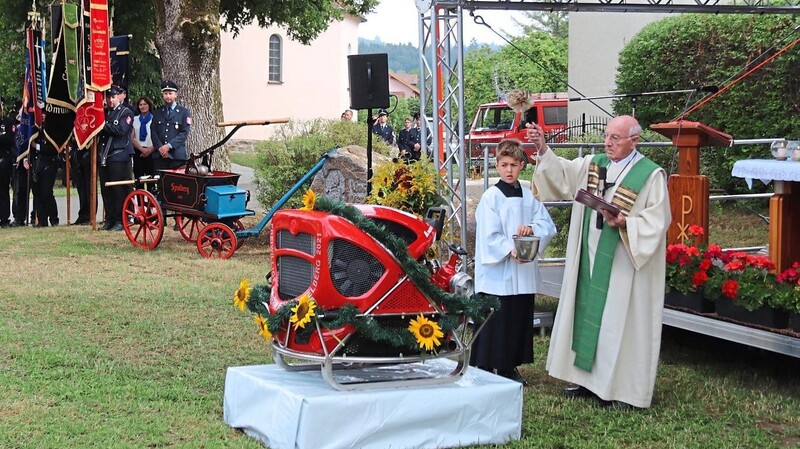 Ruhestandspfarrer Raimund Arnold segnete die Tragkraftspritze.