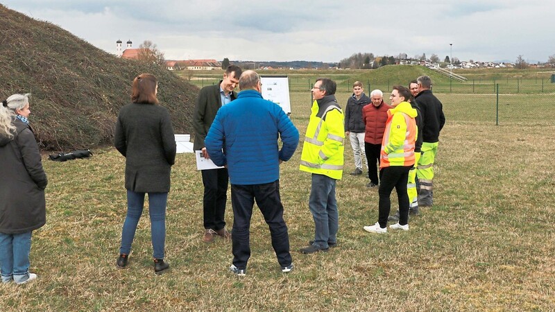 Die Teilnehmer des Aktionstages befinden sich in regem Austausch über Möglichkeiten, den Grundwasserschutz voranzutreiben.