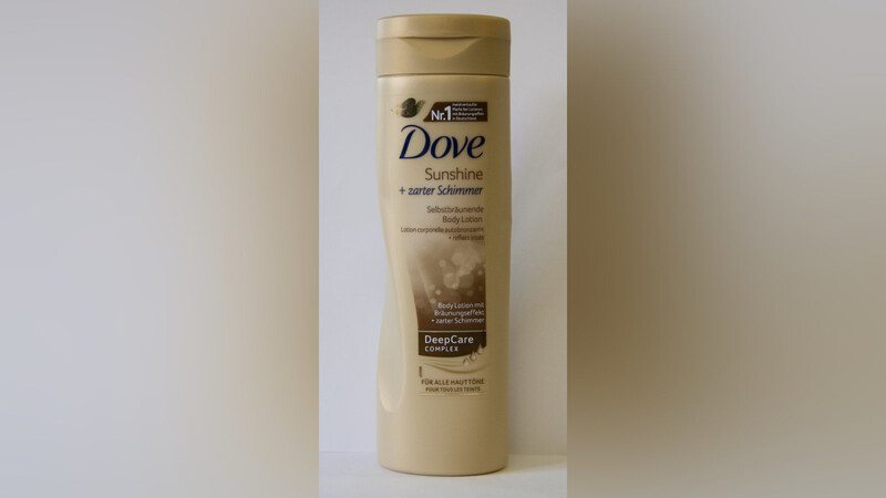 Die Feuchtigkeitscreme mit Bräunungseffekt "Dove Sunshine Selbstbräunende Body Lotion". (Foto: Tanja Pfeffer)