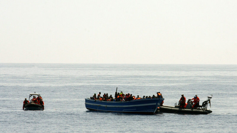 Soldaten der Fregatte Hessen bergen am 08.05.2015 im Mittelmeer 130 Seemeilen vor der italienischen Insel Lampedusa Schiffbrüchige von einem Boot.