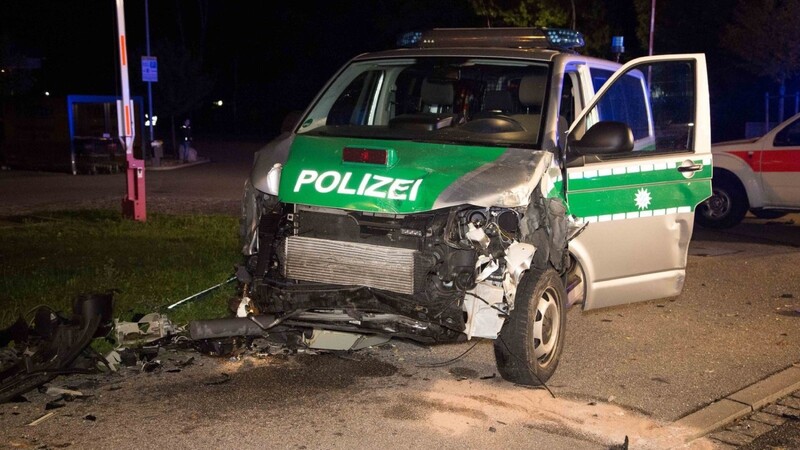 Schwerer Unfall am Freitagabend in der Podewilsstraße in Landshut. Ein Polizeiwagen kollidierte dabei mit einem Auto. Die Bilanz: fünf Verletzte und rund 30.000 Euro Sachschaden.