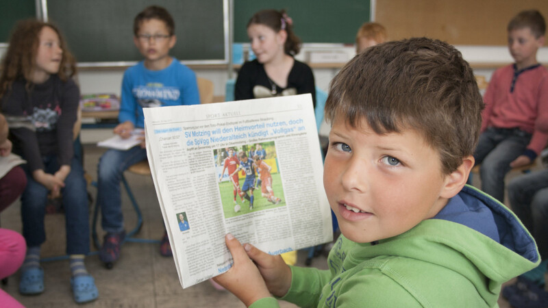 Im Sitzkreis sprachen die Viertklässler der Grundschule Mariaposching mit Zeitungsredakteurin Tanja Pfeffer über die Entstehung der Zeitung. Der Schüler Felix durfte mit der Redaktionskamera die Stunde in Bildern festhalten.