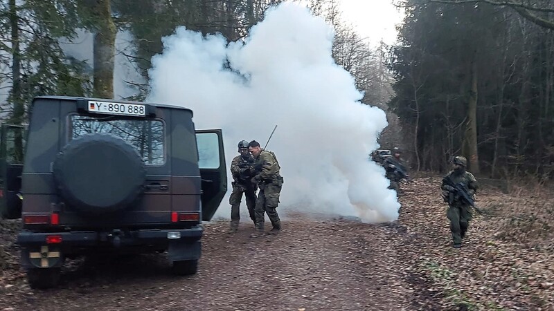 Die Soldaten der Fernmeldetruppe wussten nicht, was sie erwartet, als sie am Samstag einen Notruf über Funk erhielten: Der Verantwortliche der Übung, Major Werner, hatte einen Unfall mit Verwundeten fingiert, um die Fähigkeiten der "Einsatzhelfer Bravo" unter seinen Soldaten im Ernstfall zu testen.