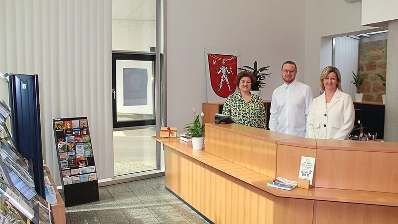 Bürgermeisterin Alexandra Riedl stellt mit Sebastian Gabler und Birgit Lehner Personal wie Ideen der Touristinfo im Rodinger Rathaus vor.