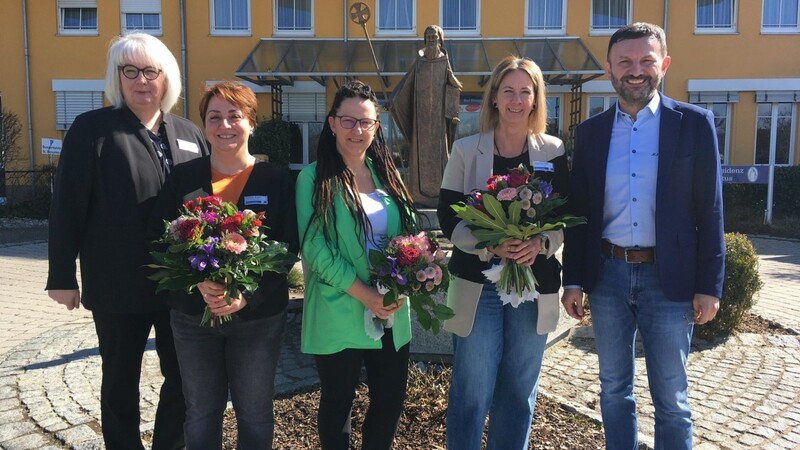 Blumen für die neue Führungskräfte: Carmen Wolff-Heinrich von der Betreiberfirma Auvictum (l.) und Bürgermeister Markus Hofmann (r.) wünschen Alexandra Vogl (2.v.r.), Sandra Hoffmann (3.v.r) und Stefanie Brandl einen guten Start.