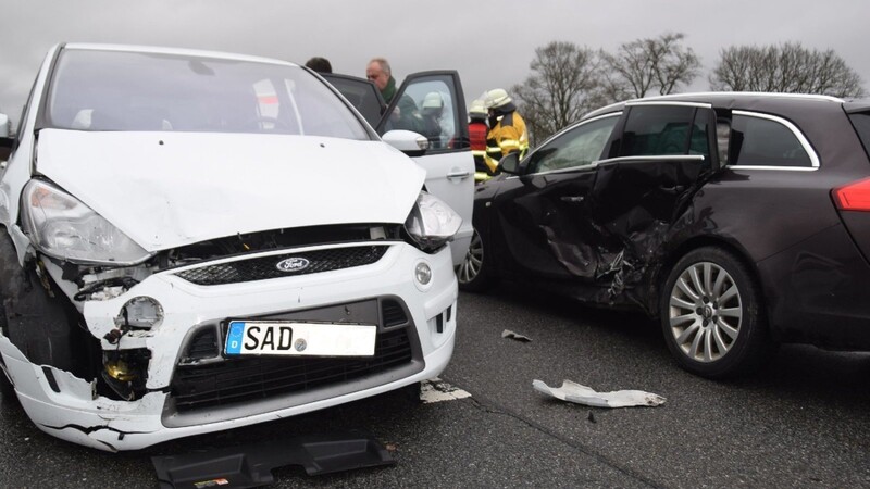 Auf der B22 bei Schönthal sind am Mittwochnachmittag zwei Autos zusammengestoßen.