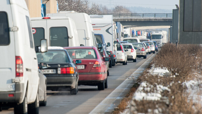 Auf der A3 bei Deggendorf hat sich am Dienstag ein Unfall ereignet. Es staute sich. (Symbolbild)