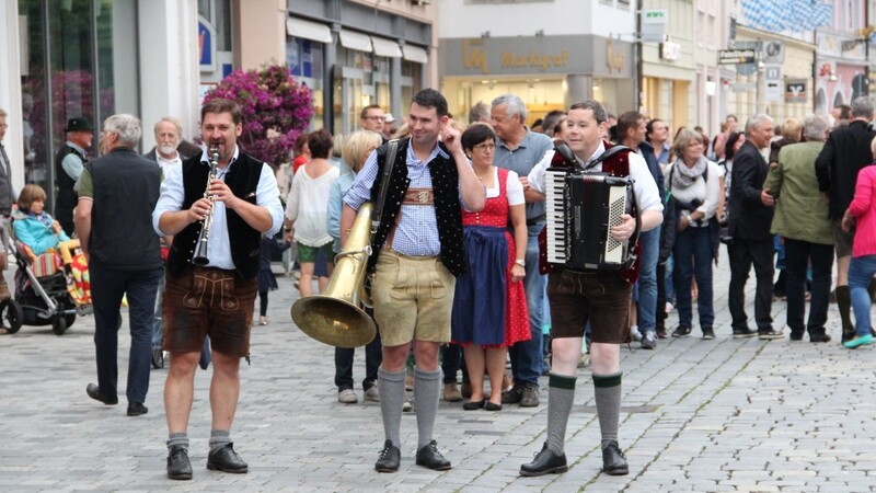 Schon vor dem offiziellen Beginn des Fests feierten rund 800 Besucher auf dem Volksfestvorfreude-Tribünenfest den inoffiziellen Beginn der Fünften Jahreszeit.