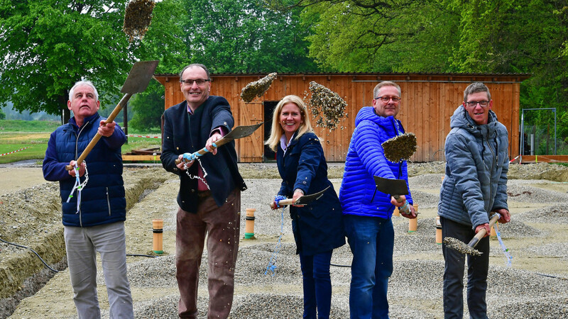 Kräftig schaufeln hieß es beim symbolischen 1. Spatenstich. Unser Bild zeigt (v.l.) Lambert Summer, Christian Huber, Bürgermeisterin Susanne Hoyer.