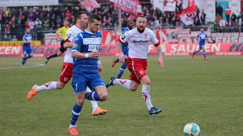 Der SSV Jahn Regensburg hat durch einen Last-Minute-Sieg gegen Rot-Weiß Erfurt drei überlebenswichtige Punkte im Rennen um den Klassenerhalt eingefahren. (Foto: Fabian Roßmann)