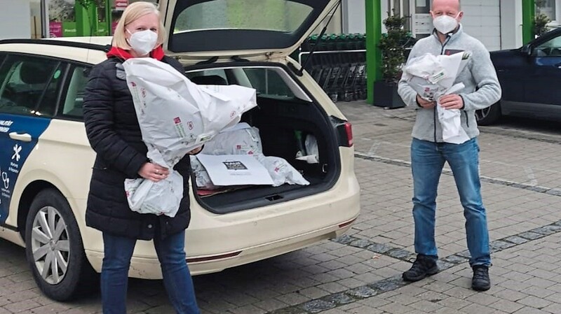 Susanne Siedersberger von der Gärtnerei Hartmann (hier bei der Übergabe eines Straußes an den Taxifahrer Stephan Lemberger) kann bestätigen, dass bunte Blumensträuße momentan der absolute Hit sind.