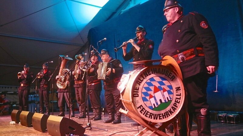 Die Altneihauser Feierwehrkapll'n in Aktion auf dem Goidhaibalfest. Danach wurden Kommandant Norbert Neugirg und Veranstalter Walter Thanner versehentlich in der Brauerei eingesperrt. (Archivfoto: wil)