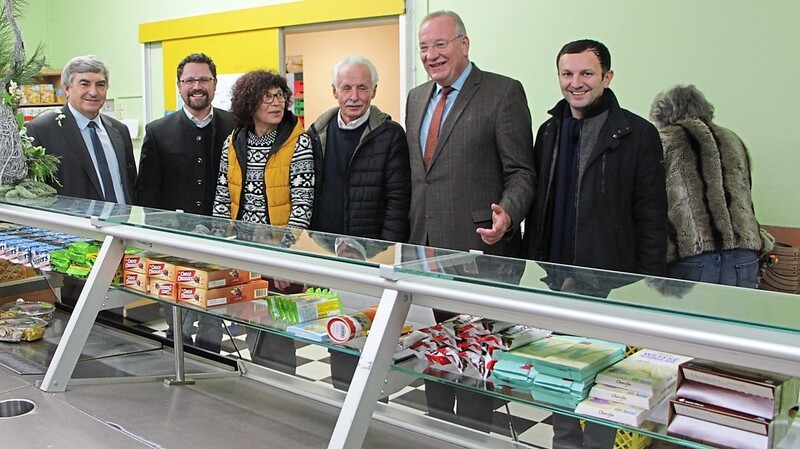 Besuch in der Muster-Tafel: MdB Karl Holmeier (links) sowie Landrat Franz Löffler und Bürgermeister Markus Hofmann (rechts) an der Ausgabetheke zusammen mit Arnfried Lausch und Christa Aschenbrenner