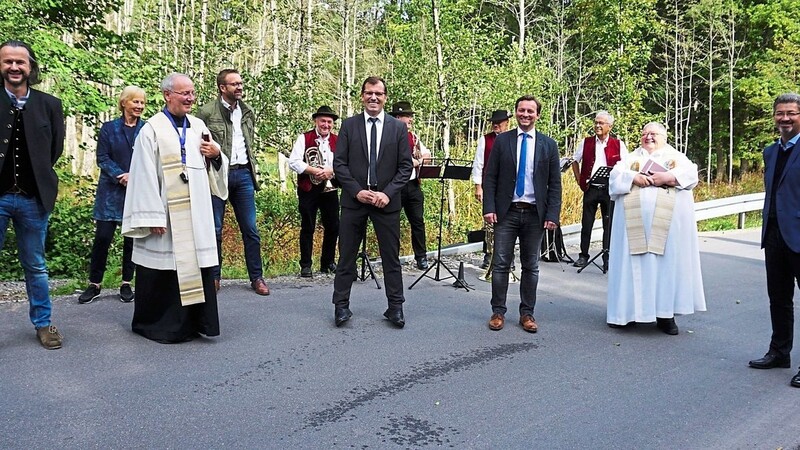 Eine Straße, die mehr als nur zwei Gemeinden verbindet: Die Bürgermeister Hans-Jürgen Fischer (Gemeinde Offenberg, 3. v. l.), und Stefan Achatz (Gemeinde Bernried, 3. v. r.) begingen gemeinsam mit den Ortspfarrern Pater Athanasius (2. v. l.) und Pfarrer Godehardt (2. v. r.) sowie Christian Rummel vom Amt für Ländliche Entwicklung (l.) und Offenbergs Geschäftsleiter Reinhold Schwab (r.) sowie mit zahlreichen Gemeinde- und Firmenvertretern die neue Verbindungsstraße "Altweiher-Neuhauser Weg".