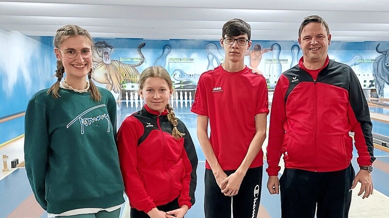 Trainerin Sonja Gahr, U 14-Spielerin Julia Kantsperger, U 18-Akteur Erik Neumann und Trainer Martin Gahr (v.l.) sind zufrieden mit den in Passau erzielten Ergebnissen.