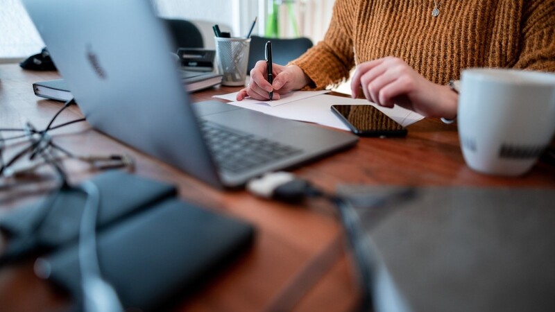 Eine ähnlich große Steigerung wie beim Homeoffice beobachtet die Vereinigung der Bayerischen Wirtschaft bei der Nutzung von Videokonferenzen.