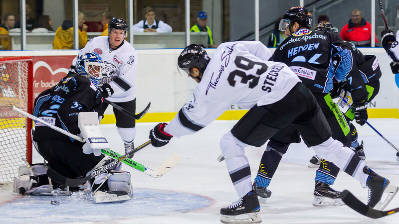 David Steckel markiert in dieser Szene das 2:1 für die Thomas Sabo Ice Tigers und brachte sein Team damit auf die Siegerstraße.