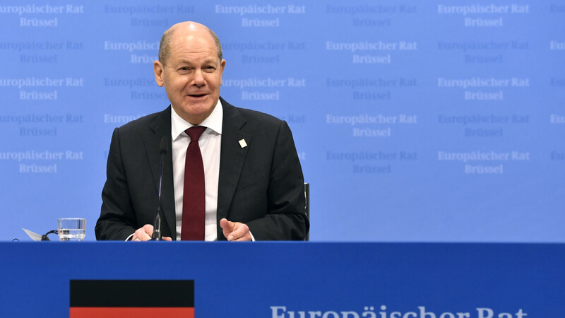 "Wir werden uns einigen", sagte Kanzler Olaf Scholz am Freitag in Brüssel zum Verbrenner-Streit.. "Es wird schon passieren - und zwar ziemlich zügig."