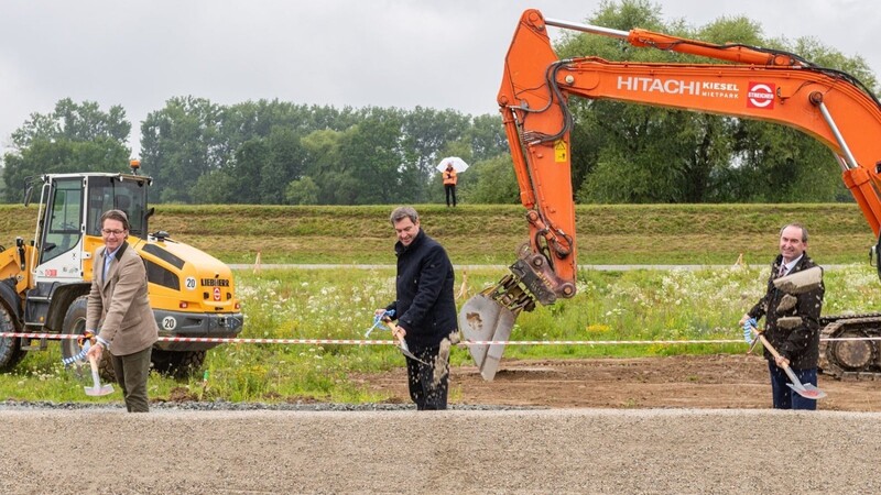 Andreas Scheuer (CSU), Bundesverkehrsminister, Markus Söder (CSU), Ministerpräsident von Bayern, und Hubert Aiwanger (Freie Wähler), Wirtschaftsminister von Bayern, nehmen am Spatenstich für den ersten Teilabschnitt des Donauausbaus von Straubing bis Deggendorf mit rund 38 km Länge teil.