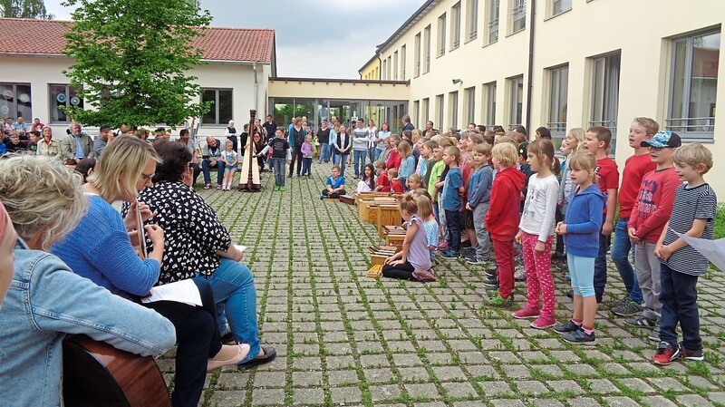 Sänger, eine Rhythmus- und eine Gitarrengruppe sorgten für die musikalische Umrahmung des Fests.