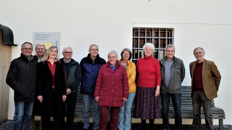 Barbara Michal (3. v. r.), Leiterin des Kreismuseums Bogenberg, mit dem gesamten Museumsteam