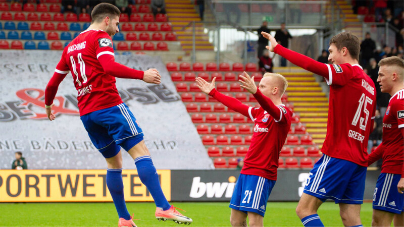 Zweifacher Torschütze gegen Uerdingen: Hachings Stefan Schimmer (li.).