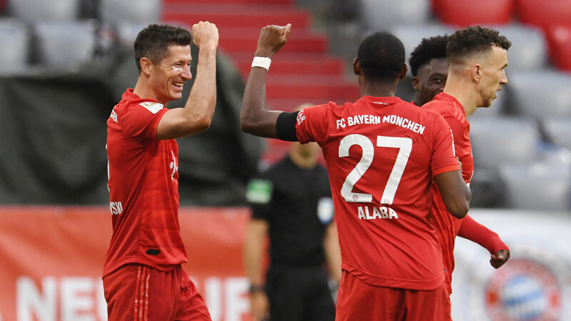 Wollen auch in der kommenden Saison zusammen Tore feiern: Robert Lewandowski, David Alaba, Alphonso Davies und Ivan Perisic (v.l.).