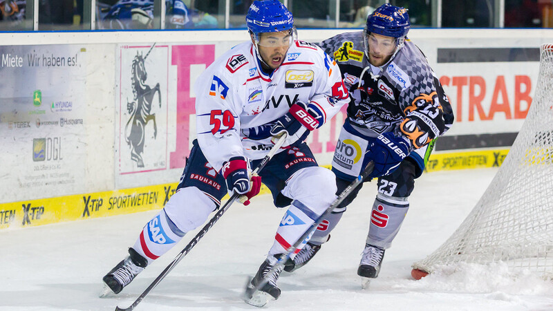 Brandon Yip und die Adler Mannheim verloren gegen Wolfsburg nach Penaltyschießen.