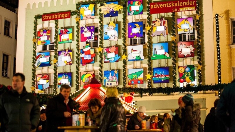 Die 24 Fenster des Straubinger Adventskalenders an der Fassade der Einhorn-Apotheke zeigen weihnachtliche Motive, aber auch Sehenswürdigkeiten aus der Region, wie zum Beispiel den Bogenberg oder die Kirche St. Peter. (Foto: mad)