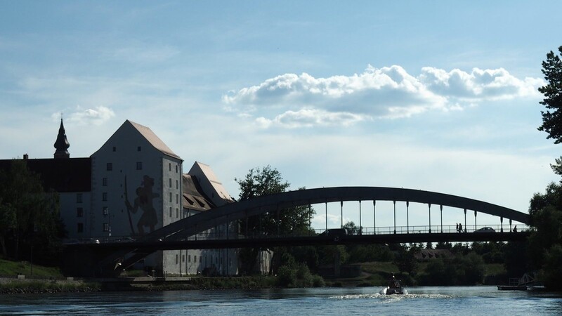 An der Schlossbrücke kam es am Sonntagmorgen erneut zu einem größeren Sucheinsatz: Ein junger Mann war beim Schwimmen von der Strömung abgetrieben worden. (Symbolbild)