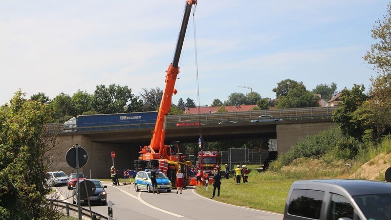 Für die aufwendigen Bergungsarbeiten war ein Kran nötig. Der Kreisel in Lappersdorf war zeitweise gesperrt.