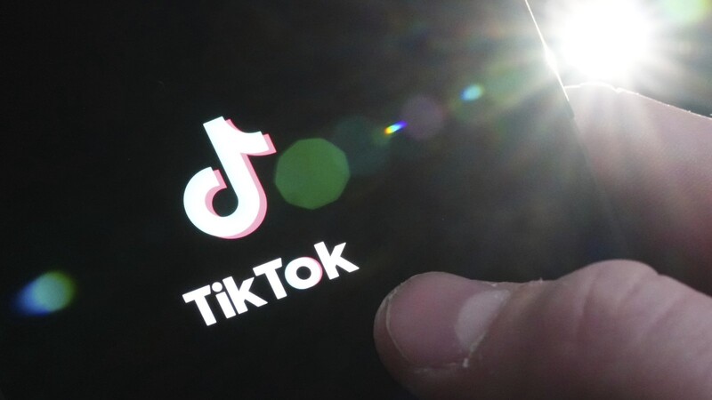 Ein 19-jähriger streitet ab, auf der Plattform TikTok verunglimpfende Kommentare über die toten Polizisten veröffentlicht zu haben.