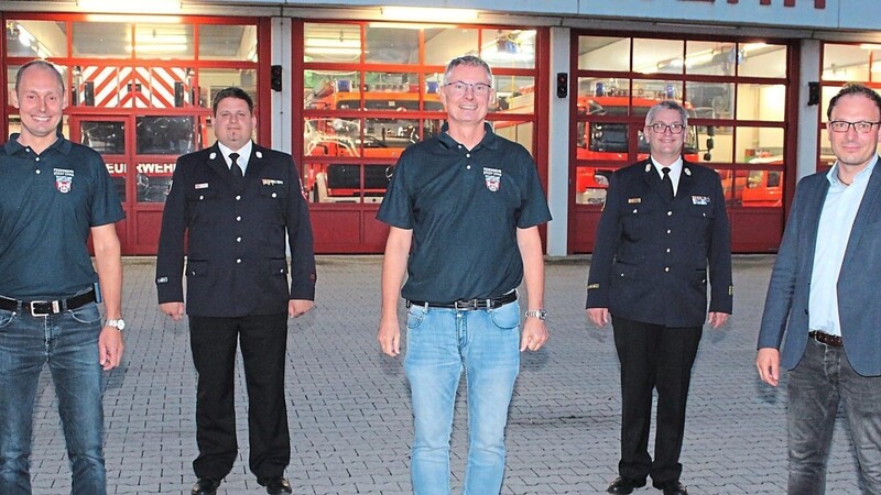 Markus Reittinger (vorne Mitte) und Franz Engl (vorne links) wurden als Kommandanten wiedergewählt. Bürgermeister Martin Stoiber, KBI Marco Greil und KBM Thomas Wittmann gratulierten.