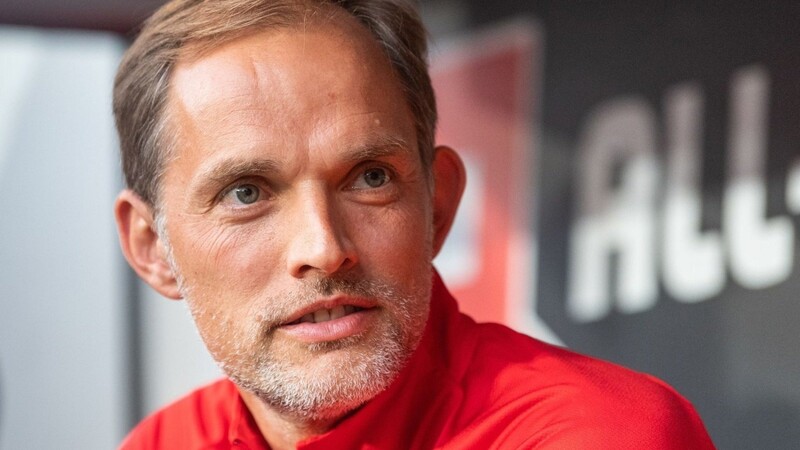 Thomas Tuchel, damaliger Trainer von Paris Saint-Germain, sitzt auf der Trainerbank.