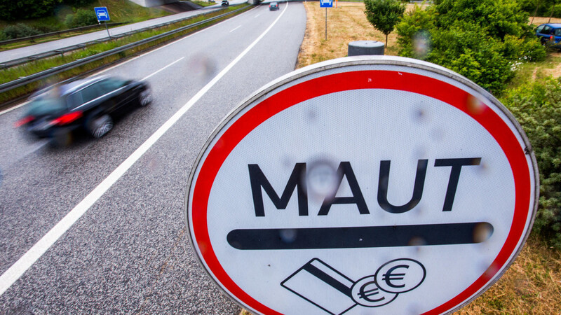 Bisher ein ungewohntes Bild in Deutschland: ein mautpflichtiger Autobahnabschnitt. Das soll sich nächstes Jahr ändern.